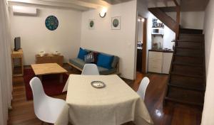 埃斯特角城Las grutas Punta del este的客厅配有桌椅和沙发