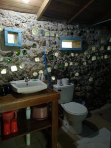 乌蒂拉Apartments Chez Milady的一间带卫生间和水槽的浴室