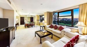 悉尼悉尼湾景大道国际酒店的带沙发和大窗户的客厅