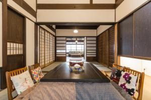 京都京町家一棟貸しKyoto Machiya Stay En的一间带大桌子和椅子的用餐室