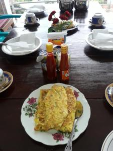 兰特包Toraja Lodge Hotel的桌子上一张桌子,上面放着一盘煎蛋