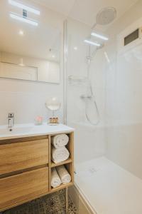 马尔比伊松Le Charme des 2 Lacs的白色的浴室设有水槽和淋浴。