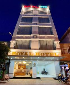 Bạc LiêuRoyal Hotel的前面有一间商店的高楼