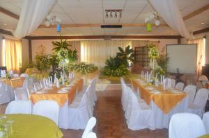 BantayTerraza de Nino Resort的宴会厅配有白色的桌子和白色的椅子