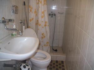 加拉布兹公寓的一间浴室