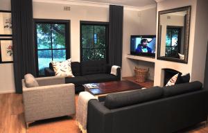 弗朗斯胡克Blueberry Hill Cottages的客厅配有沙发和电视。