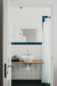 艾勒斯克宾Kjobing Manor的一间带水槽和镜子的浴室