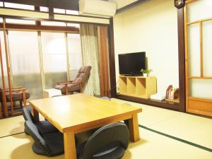 Matsue Guesthouse的电视和/或娱乐中心