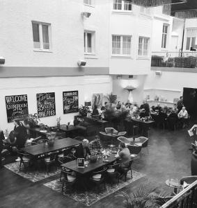 卡尔斯塔德广场克拉丽奥酒店的一群坐在餐厅桌子上的人