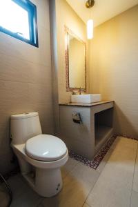 华欣FullLove HuaHin PoolVilla的一间带卫生间、水槽和镜子的浴室