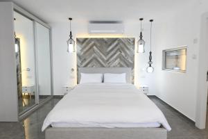 埃拉特Suite dream的一间卧室配有一张带白色床单的大床