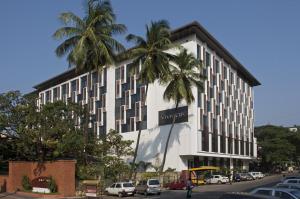 帕纳吉Vivanta Goa, Panaji的两棵棕榈树的建筑