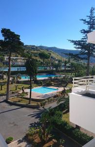 贝尔韦代雷Club Residence La Castellana的享有度假村游泳池的景致