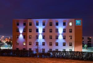布拉尼亚克图卢兹机场宜必思快捷酒店 的一座晚上有灯的建筑
