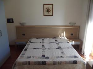 托尔博莱Villa Martina的一间卧室配有床,床上装有被子