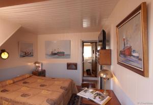孔卡尔诺柯默尔酒店的一间卧室配有一张床和一张带台灯的桌子