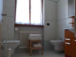 托尔博莱Villa Martina的浴室设有白色卫生间、水槽和浴缸。