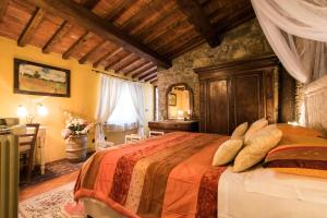 博尔格阿布贾诺法加那亚乡村民宿的一间卧室,卧室内配有一张大床