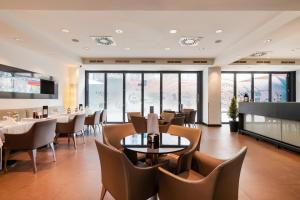 布达佩斯Exe Budapest Center的餐厅设有桌椅和窗户。