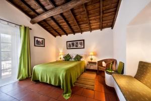 埃武拉Monte do Serrado De Baixo的一间位于客房内的带绿床的卧室