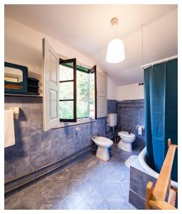 阿鲁卡Quinta da Regadas的一间带两个卫生间和窗户的浴室
