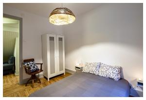 阿鲁卡Quinta da Regadas的一间卧室配有一张床、一把椅子和一盏灯