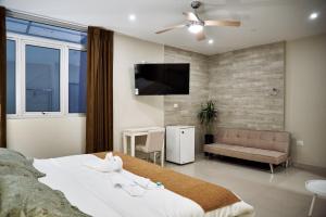 皮乌拉LC Hoteles Piura的一间卧室配有一张床和一台平面电视