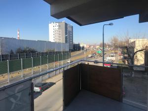 凯尔采APARTAMENT ZAGNAŃSKA - Garaż的享有高速公路(带汽车)景致的阳台