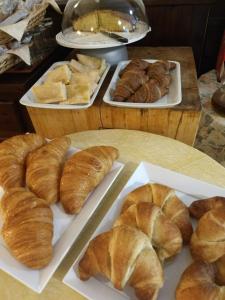 Taceno意大利餐厅萨西·罗西酒店的餐桌上摆放着羊角面包和其他糕点