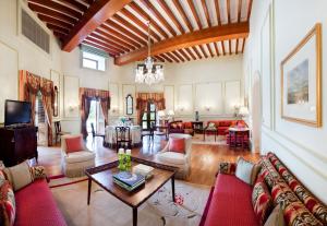 海得拉巴泰姬陵法拉克奴玛宫酒店的客厅配有沙发和桌子