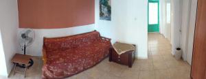 斯卡拉索提罗斯Sunsets in Thassos 2的带沙发和风扇的客厅