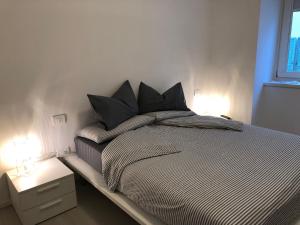 特伦托Casa Bacca apartments的卧室内的一张带黑色枕头的床