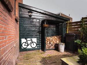 斯希丹B&B De Schiedamse Suites的黑色车库,上面涂有自行车