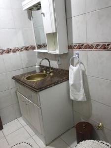 乌鲁瓜亚纳Avenida Residence的一间带水槽和镜子的浴室