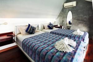 查龙普吉岛天堂旅馆的酒店客房,设有两张床和镜子
