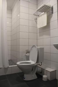阿斯塔纳Hotel Inju Hills的浴室配有卫生间、淋浴和盥洗盆。