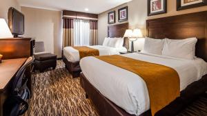 拉斐特贝斯维斯特拉斐特酒店的酒店客房设有两张床和一台平面电视。