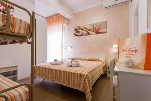 里米尼Hotel Villa Gioiosa的卧室配有一张睡床,上面有两只老鼠