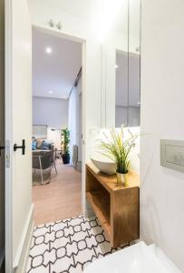 马德里Explore Madrid from a warm apartment with patio at a newly refurbished manorial building的一间带水槽和镜子的浴室