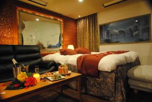 铃鹿市马里昂酒店的酒店客房配有床、沙发和桌子。