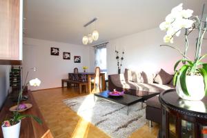 Private Apartments Hannover - Room Agency的休息区