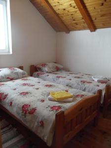 扎布利亚克Apartman Lucija的双床间设有2张单人床。