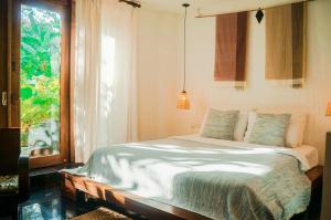 金边伊吕波花园酒店及度假村的一间卧室设有一张大床和窗户