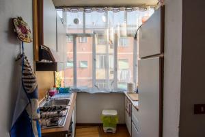 米兰DA PINA的厨房配有白色冰箱和窗户。