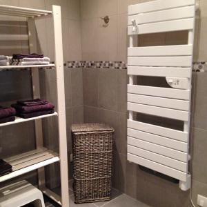 Liginiac夏布拉民宿的带淋浴的浴室(配有白色组织器)