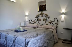 巴尼奥雷焦Il giardino di Elena的一间卧室配有一张带蓝色毯子的大床
