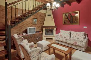 Valbucar伊尔莫林佩特拉酒店的带沙发和壁炉的客厅