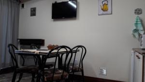 埃尔卡拉法特Cabañas Oyikil的餐桌、椅子和墙上的电视