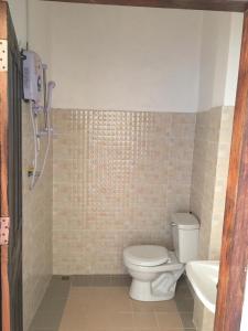 北宾Villa Mekong Guesthouse的一间带卫生间和水槽的浴室