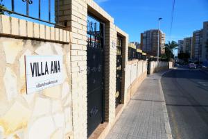 贝尼多姆Villa Ana Apartments的街道边有标志的建筑物